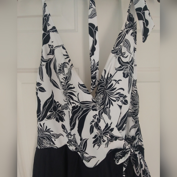 NWOT APT. 9 Black & White Floral Wrap-Front Halter One-Piece Swimdress - Size L - Picture 6 of 9
